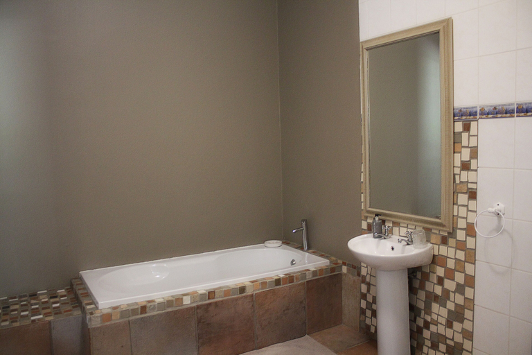 Bathroom 4, Bezalel Estate Country House, Siyanda