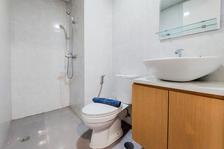 Bathroom 2, Comfortable And Warm 2Br Parkland Avenue Apartment, South Tangerang