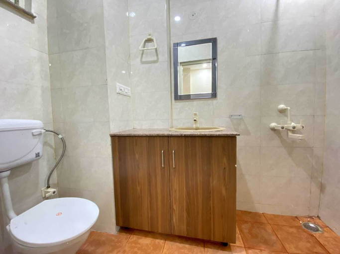 Bathroom, Hotel Vistacrest Noida Sector 35, Gautam Buddha Nagar