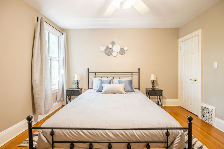 Bedroom 2, Cozy 5 Bedroom House in Downtown Toronto, Toronto