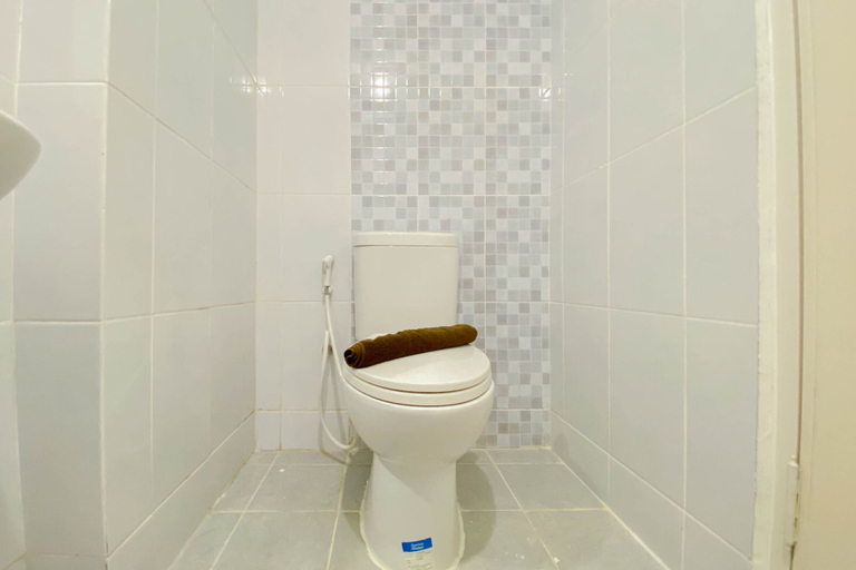 Bathroom, Chic And Cozy Studio At Tokyo Riverside Pik 2 Apartment, Tangerang