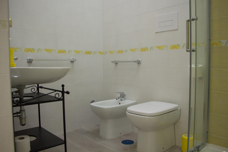 Bathroom 2, Donna Laura Suite, Napoli