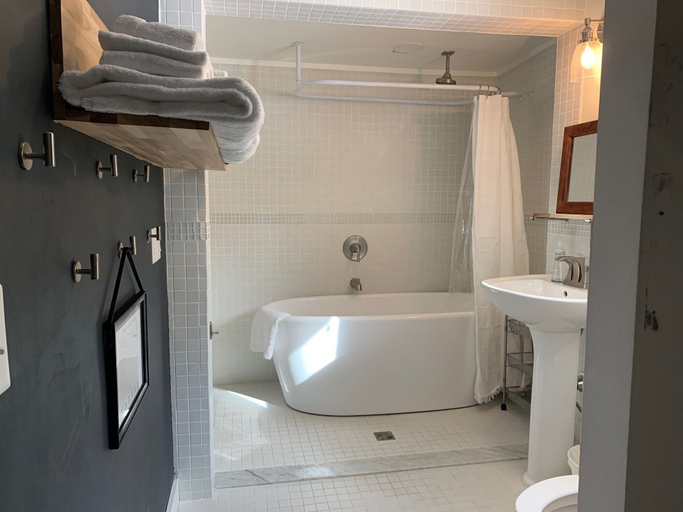 Bathroom 3, The Nutmeg, Windham