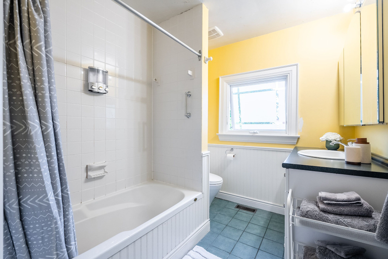 Bathroom 3, Cozy 5 Bedroom House in Downtown Toronto, Toronto