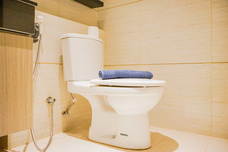 Bathroom, Chic and Spacious 2BR Apartment at Brooklyn Alam Sutera, Tangerang
