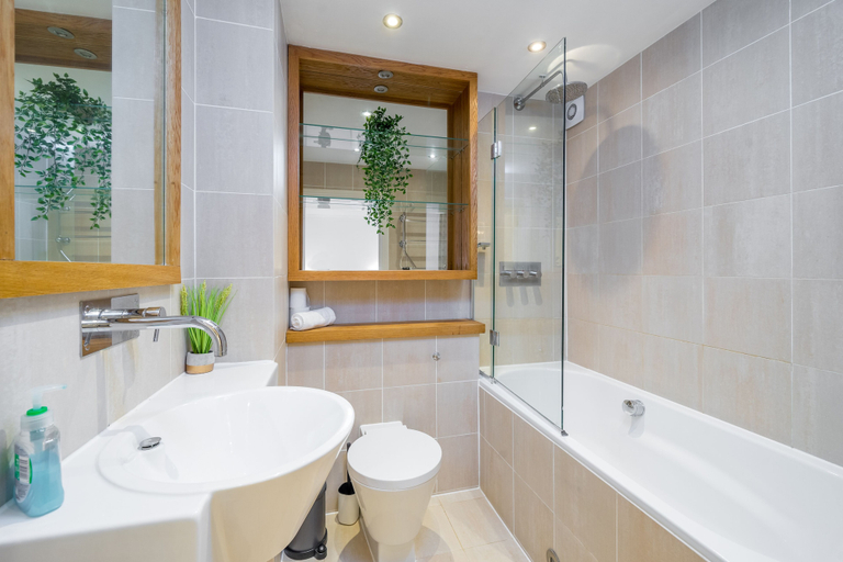 Bathroom 3, Deluxe 2Bed Duplex Apartment & parking, London