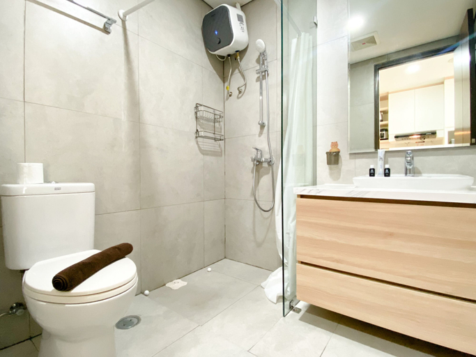 Bathroom 2, Comfortable Stay Studio At Pollux Chadstone Apartment, Cikarang
