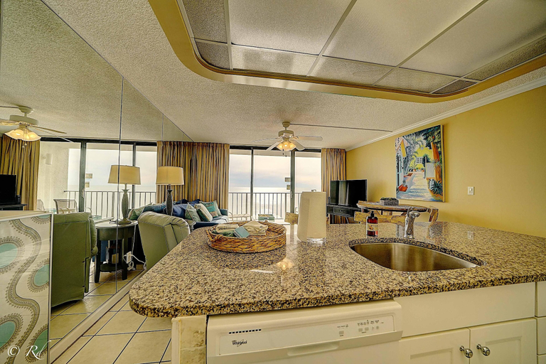 Food & Drinks, Edgewater 1008-3, Bay