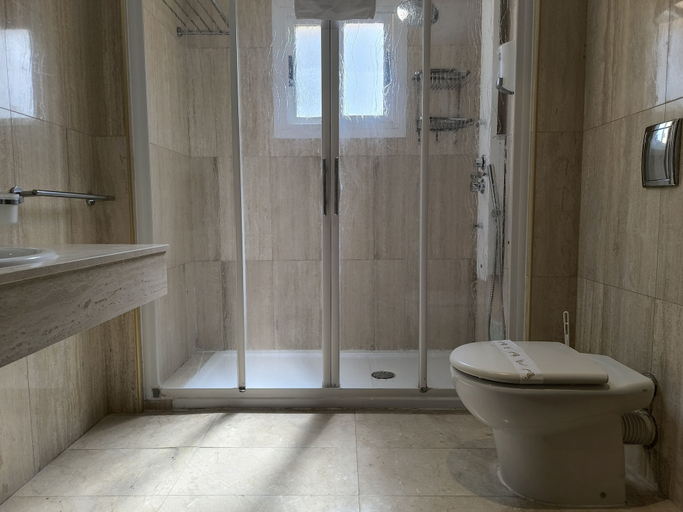 Bathroom 4, Hotel Santa Barbara, Teruel