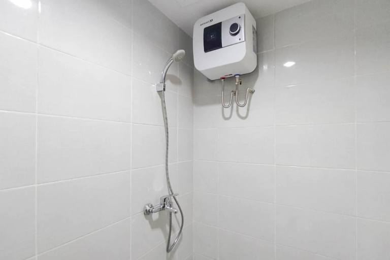 Bathroom 5, Minimalist And Homey Studio At Amartha View Apartment, Semarang