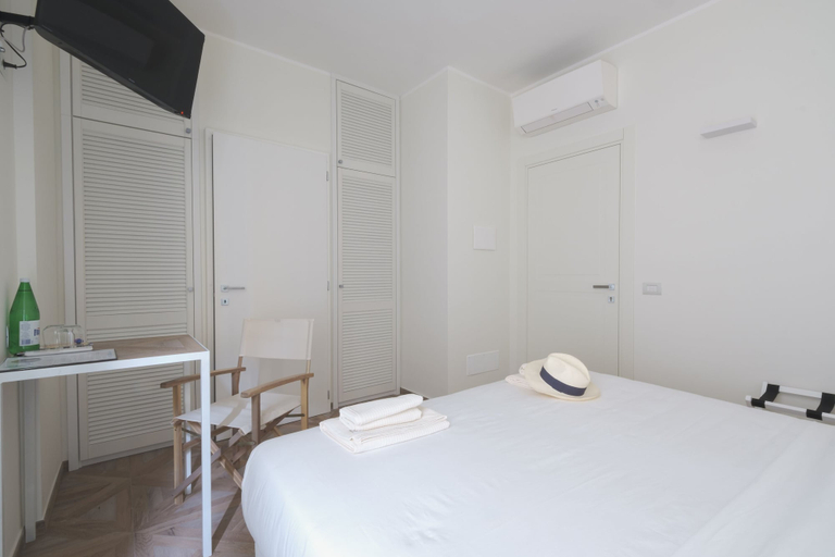 Bedroom 4, Supernova, Savona