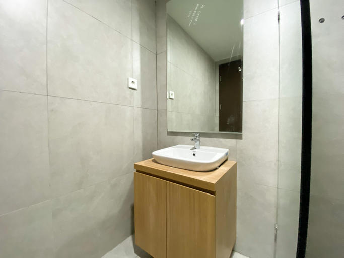 Bathroom 3, Nice Studio Apartment At Pollux Chadstone, Cikarang