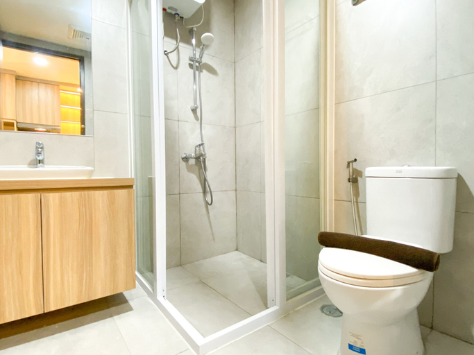 Bathroom 4, Nice And Cozy Studio At Pollux Chadstone Apartment, Cikarang