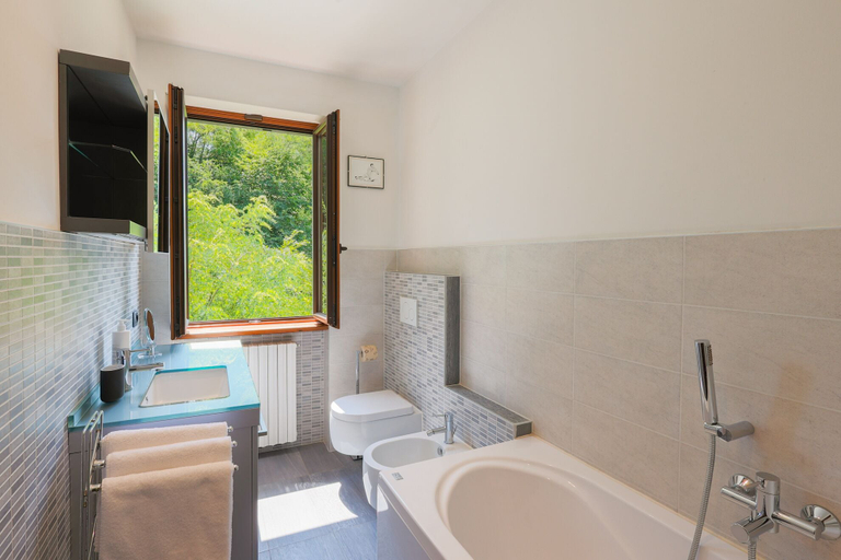 Bathroom 3, 270 View, Como