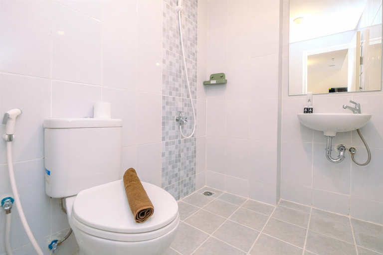 Bathroom 4, Relaxing 2Br At Tokyo Riverside Pik 2 Apartment, Tangerang