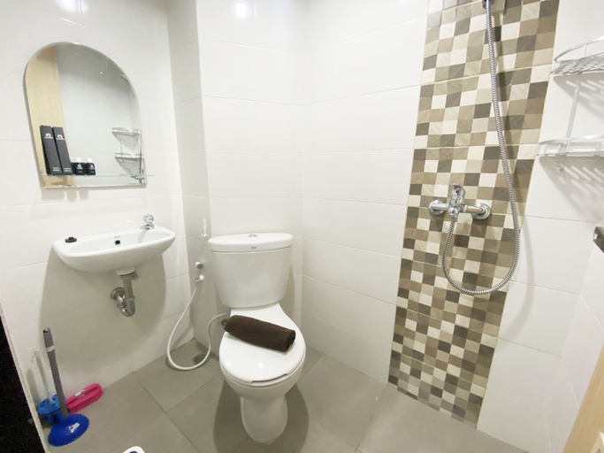 Bathroom 2, Minimalist And Homey Studio The Alton Apartment, Semarang