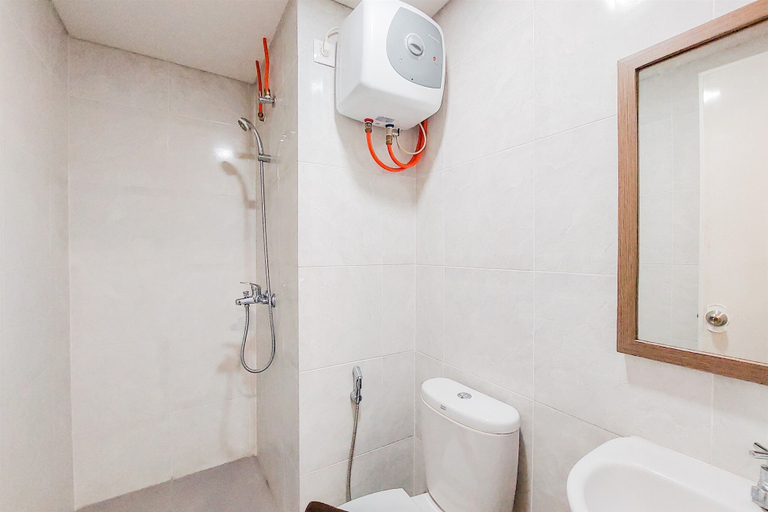 Bathroom 5, Good And Homey 2Br At Parkland Avenue Apartment, Tangerang Selatan