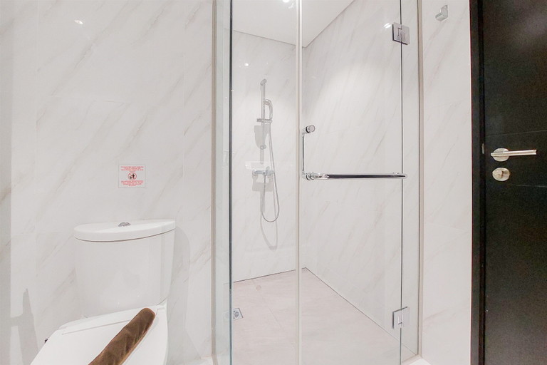 Bathroom 2, Homey And Tranquil 1Br Branz Bsd City Apartment, South Tangerang