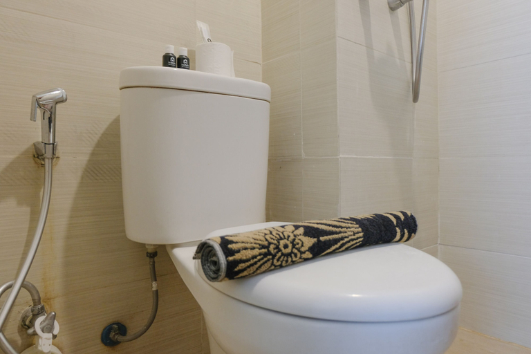 Bathroom 3, Comfy And Best Deal 2Br Apartment At Gateway Pasteur, Bandung