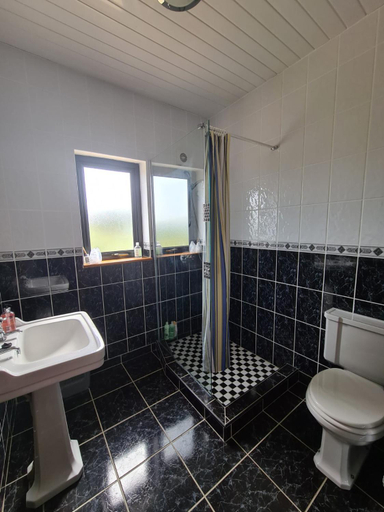 Bathroom 2, Oak Tree Lane Country B and B