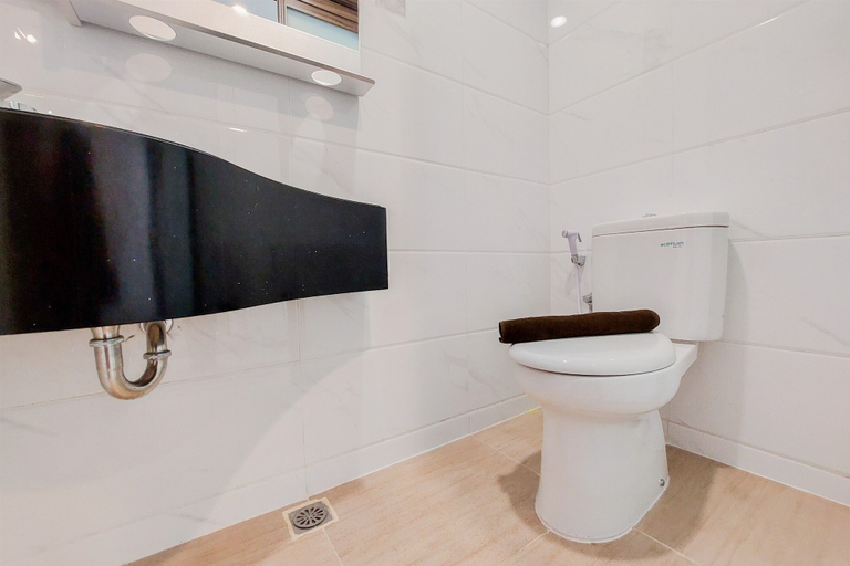 Bathroom 4, Relaxing Studio At Sky House Bsd Apartment, South Tangerang