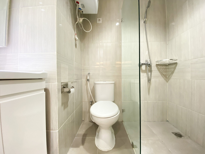 Bathroom 2, Warm And Cozy Studio At Vasanta Innopark Apartment, Cikarang