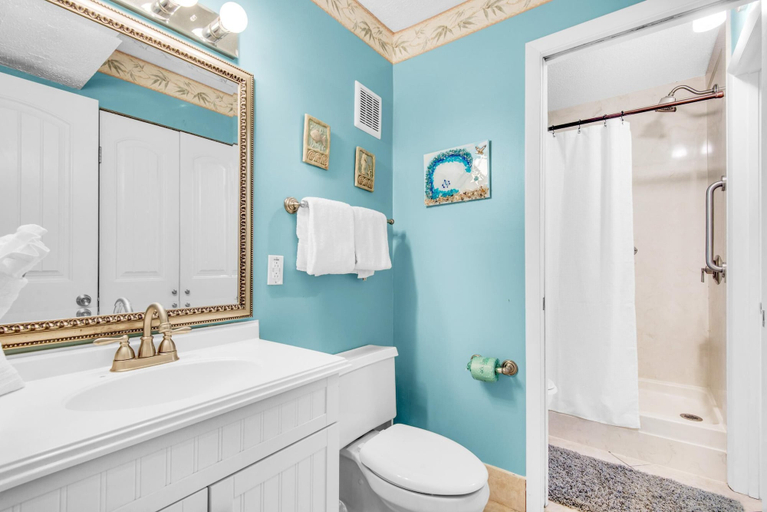 Bathroom 1, The Summit 928, Bay