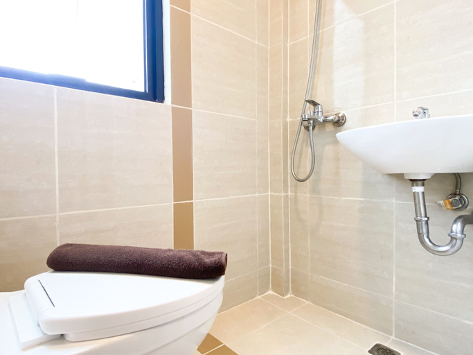 Bathroom 4, Homey And Simply Look Studio Meikarta Apartment, Cikarang