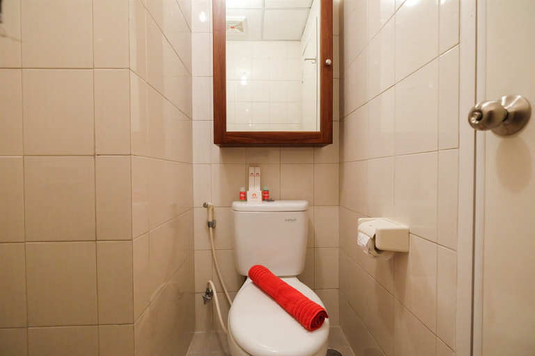 Bathroom 3, Simple Studio Signature Park Grande Apartment Near Mt Haryono, Jakarta Selatan