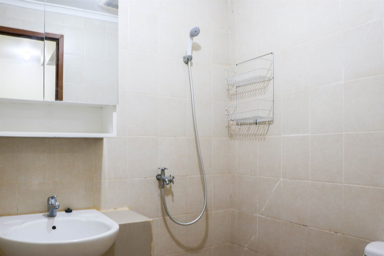 Bathroom 2, Modern And Homey 1Br At Maple Park Sunter Apartment, Jakarta Utara