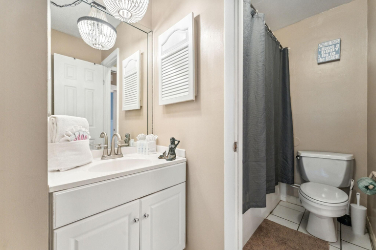 Bathroom 3, The Summit 725, Bay