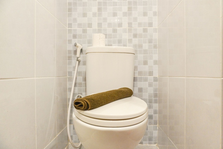 Bathroom 3, Comfortable And Well Design Studio Tokyo Riverside Pik 2 Apartment, Tangerang