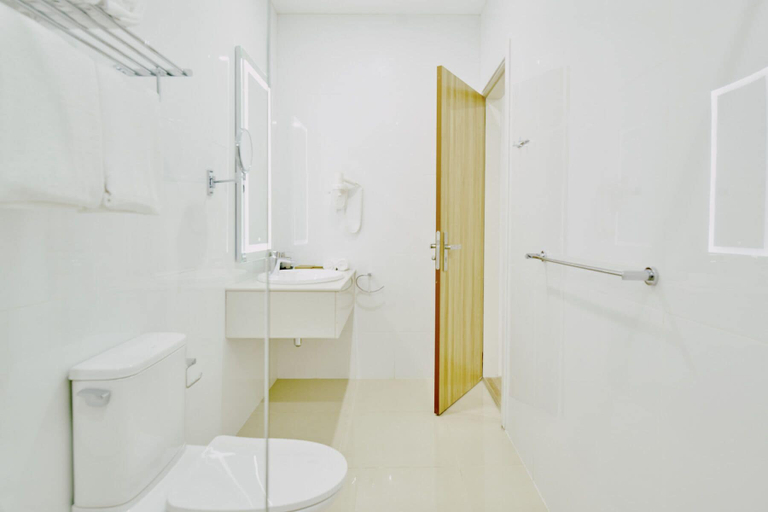 Bathroom 3, akomadoo retreat, Baa Atoll