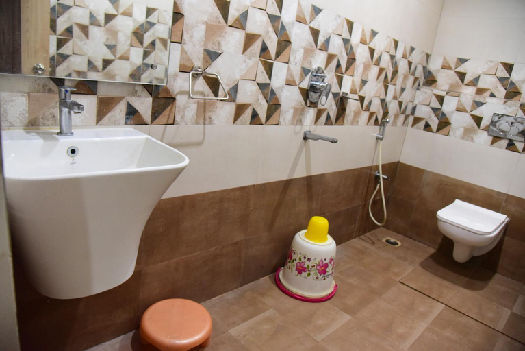 Bathroom 2, Hotel Guru Estate, Puri