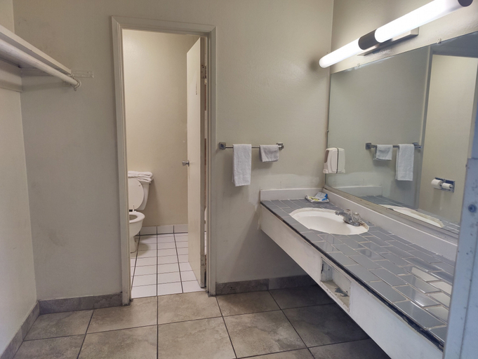 Bathroom 4, Best Inn & Suites, San Diego