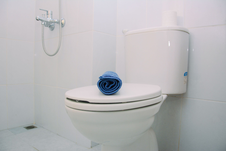Bathroom 5, Chic Studio at Patraland Urbano Apartment, Bekasi