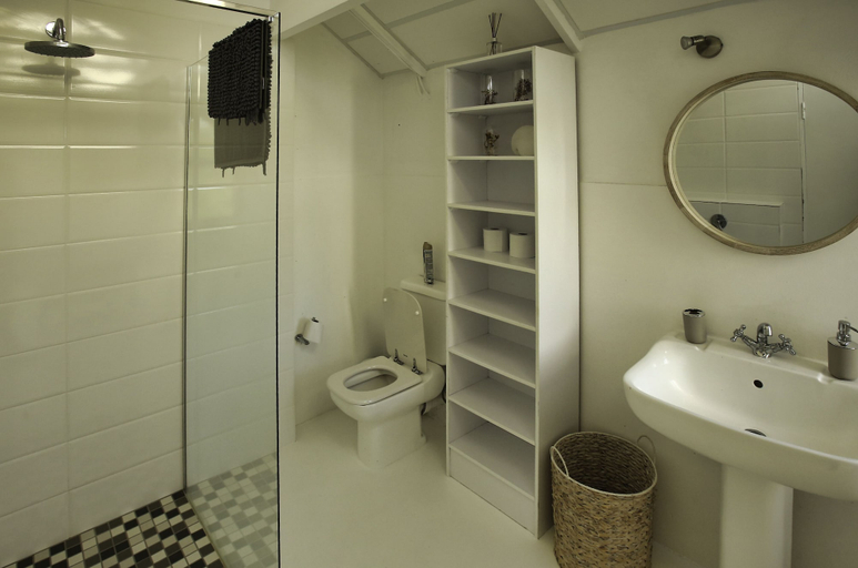 Bathroom 3, P5 House Langebaan 6-sleeper, West Coast