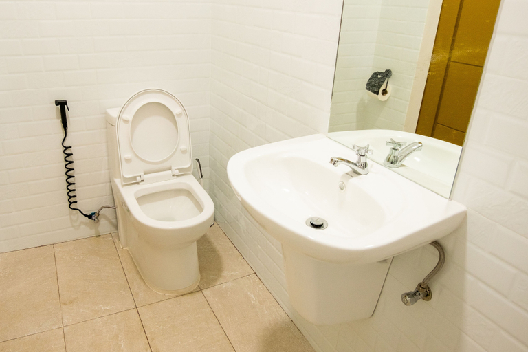 Bathroom 2, E and C tourist Inn, Dumaguete City