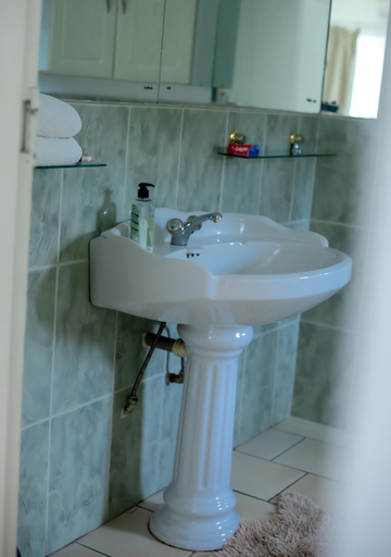 Bathroom 5, Adlib Executive Lodge, Lilongwe City