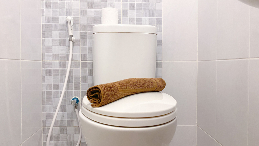Bathroom 3, Cozy Stay Studio At 39Th Fl Tokyo Riverside Pik 2 Apartment, Tangerang