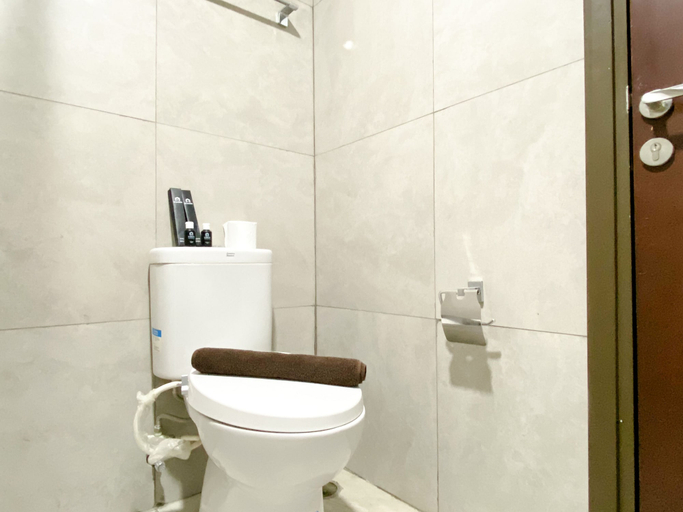 Bathroom 3, Homey And Cozy Stay Studio Room Pollux Chadstone Apartment, Cikarang