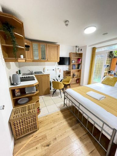 Bedroom 2, Portobello Road artistic studios, London