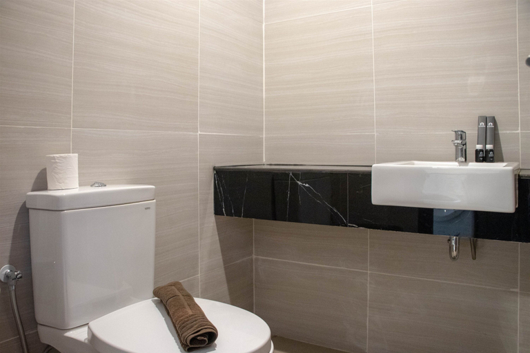 Bathroom 2, Well Appointed And Homey Studio At West Vista Apartment, Jakarta Barat