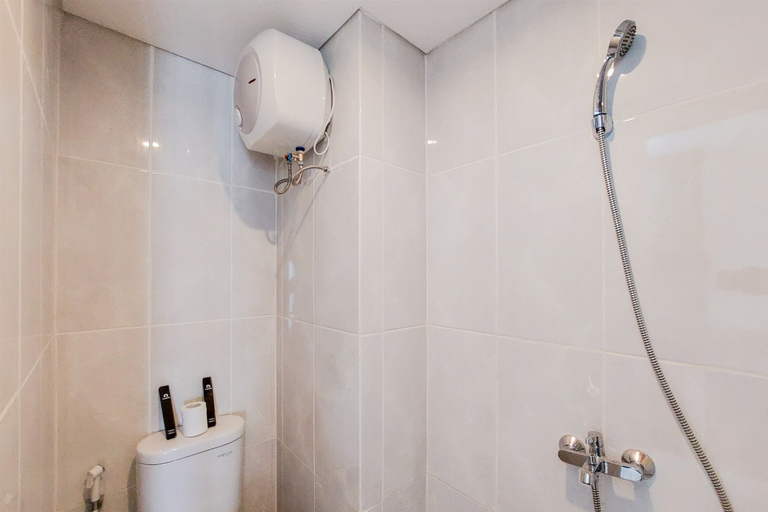 Bathroom 3, Nice And Fancy Studio Apartment At Serpong Garden, Tangerang