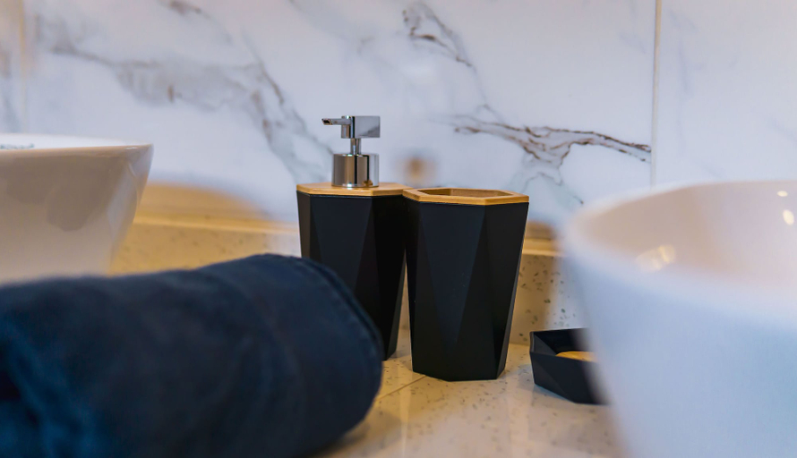 Bathroom 4, Colonial Wolf Oasis, Blauwgrond