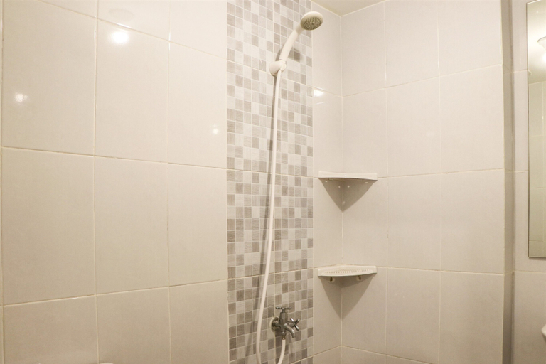 Bathroom 3, Comfortable Stay 2Br Apartment At Tokyo Riverside Pik 2, Tangerang