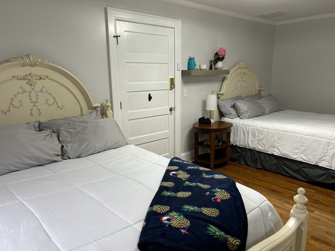 Bedroom 2, 37 Oak Ridge House, Tioga