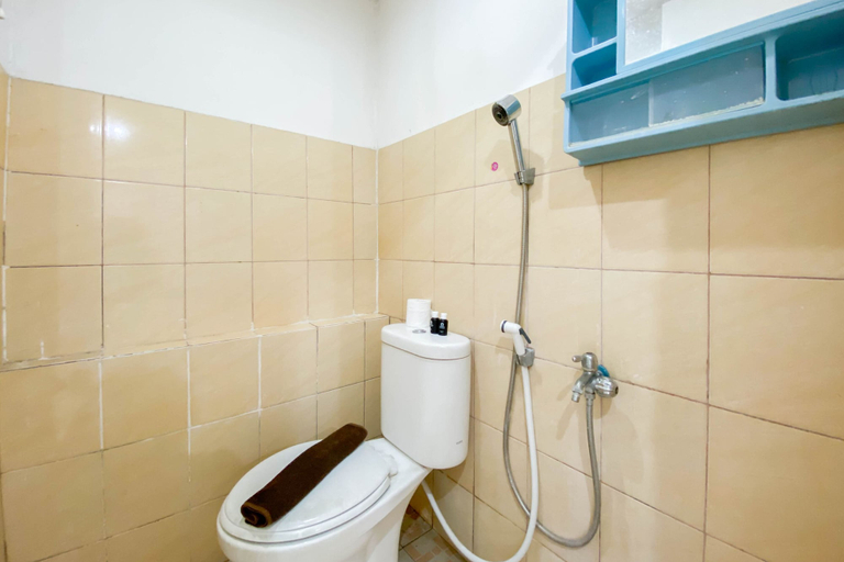 Bathroom 4, Homey And Comfort 2Br Green Pramuka City Apartment, Jakarta Pusat