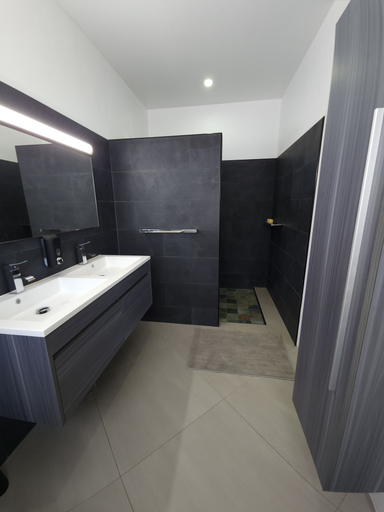Bathroom 3, Villa Matoanui