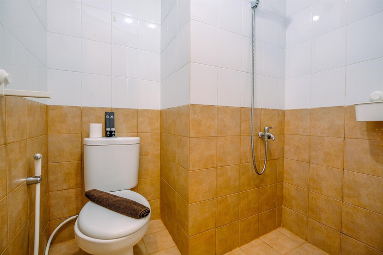 Bathroom 3, Great Choice And Cozy 2Br At Green Pramuka City Apartment, Jakarta Pusat
